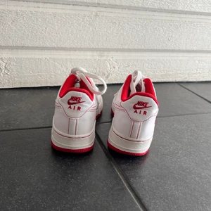 Röda Nike airforce  - Säljer i storlek 37,5. Används sparsamt och helt nytvättade ❤️