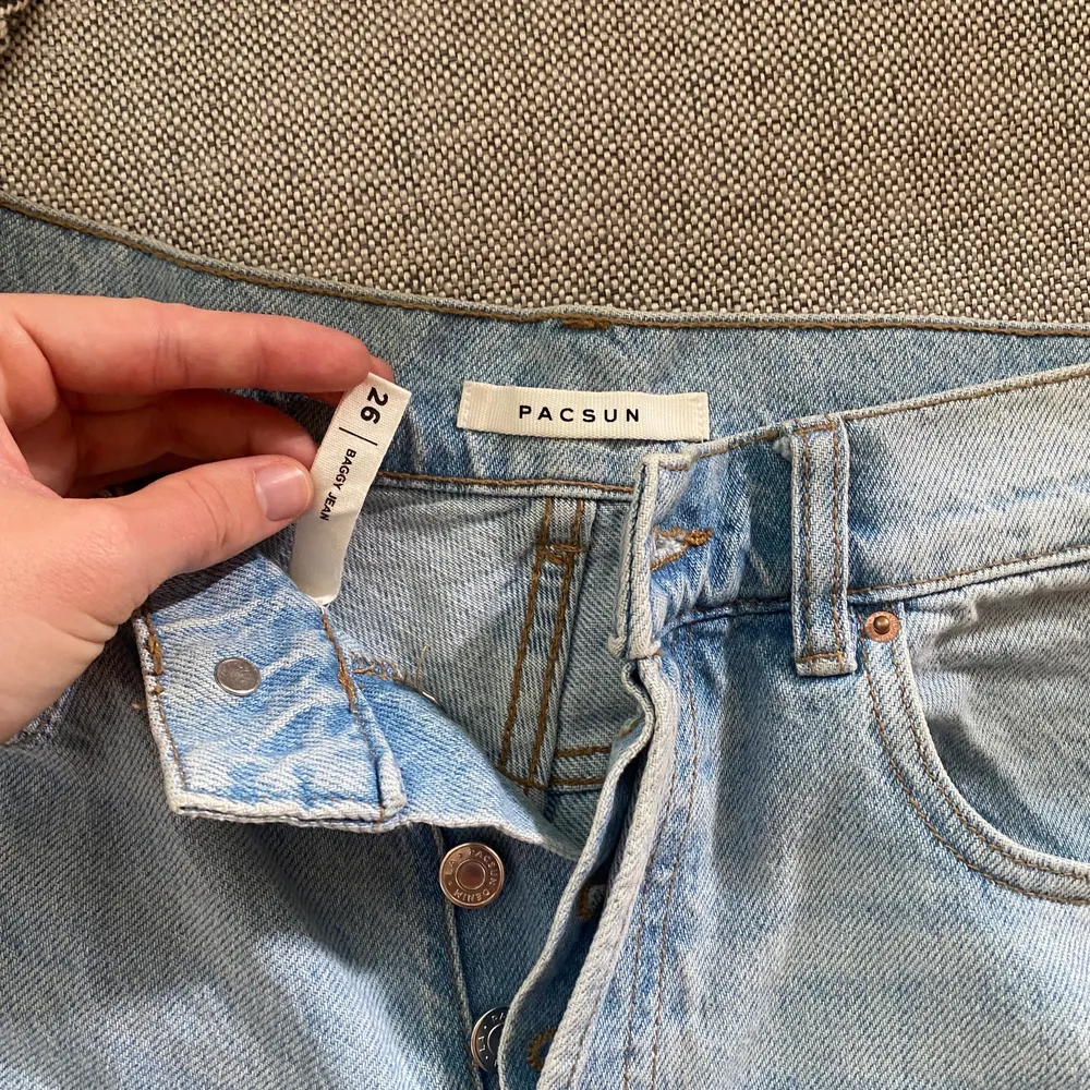 Unika byxor från pacsun i st 26 (passar på mig som annars har 36-38)  Sitter väldigt bra på och är sköna . Jeans & Byxor.