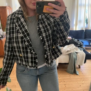 Höstjacka - Skitsnygg höstjacka, kommer dock inte till användning. Från Gina tricot. 