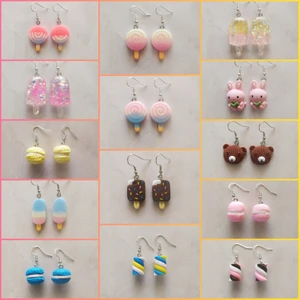 GRATIS FRAKT! Nickelsäkra Handgjorda Örhängen + Presentpåse - Handgjorda nickelsäkra örhängen i massor av olika sorter. 1 par 59kr // 2 par för 95kr.