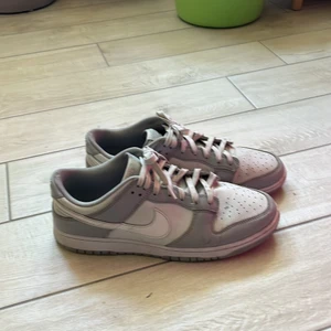 Nike dunks two tone grey - Storlek 46 Ganska så använda. Byt ut skosnören så ser dom mycket nyare ut. Väldigt små fläckar runtom skon. Lite crease på båda skorna. 