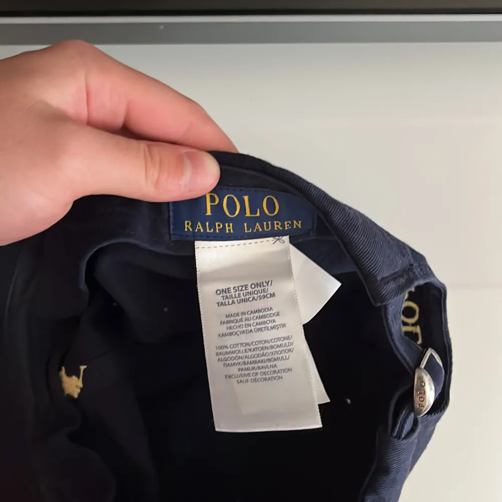 Säljer min marin blåa Ralph lauren keps då den sällan kommer till användning längre. Skick 8,5/10🥰 Pris+frakt, vid snabb affär, pris kan diskuteras!🤍. Accessoarer.