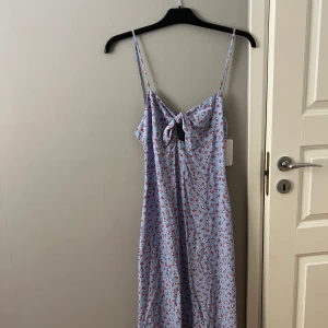 Klänning från Zara - Jättefin oanvänd klänning från Zara. Säljer pga av för liten för mig. Djup i ryggen. 