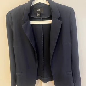 Kavaj i mycket fint skick  - Jättefin kavaj i skönt material.  Stl 34, mycket lite använd. Finns i Norrtälje, kan tas till Stockholm. Köpare står för porto om det ska skickas 