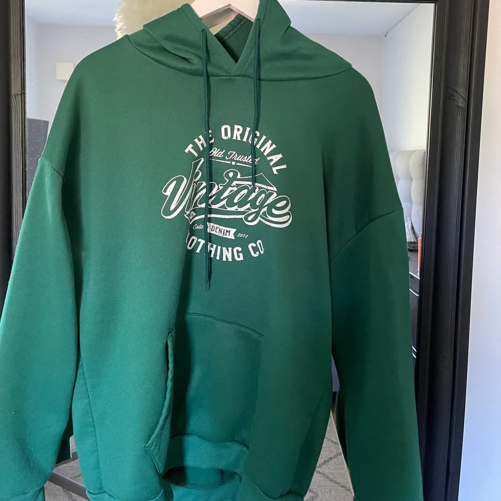 Säljer denna gröna hoodien för använder den inte. Fint skick. Den är i storlek L men känns som M . Hoodies.