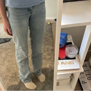 Zara Mid Rise Straight Jeans  - Säljer mina populära ljusblå Zara Mid Rise Straight Jeans i storlek 32! Bra skick. Pris kan diskuteras 💗💗 Kan mötas upp på Lidingö och i stan
