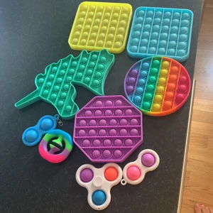 Fidgettoys - 20kr st blå popit gul popit en rund rengbågig popit en Unicorn 🦄 popitocj sist men inte minst en lila popit och några simpledimples och annat