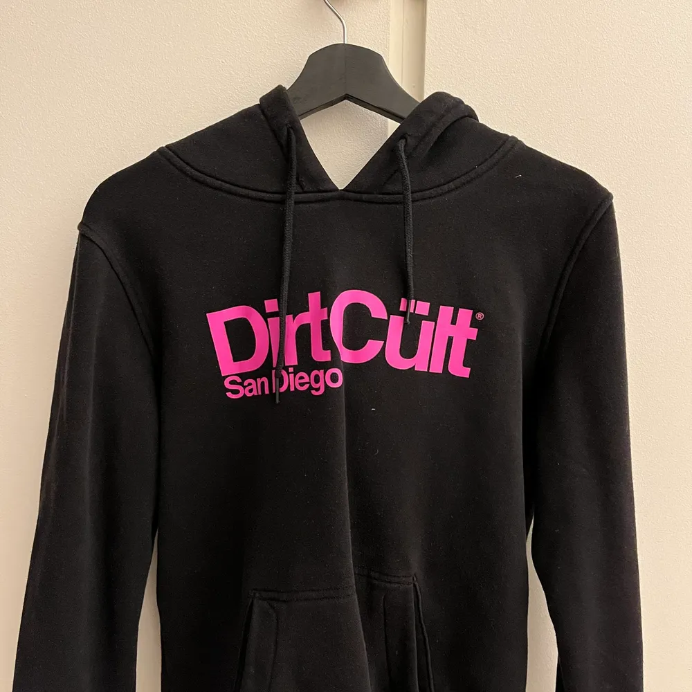 Jättefin hoddie från dirtcult i jättefint skick, inga defekter alls💗 det är en storlek L men den sitter som en m då dom är små i storleken💗. Hoodies.