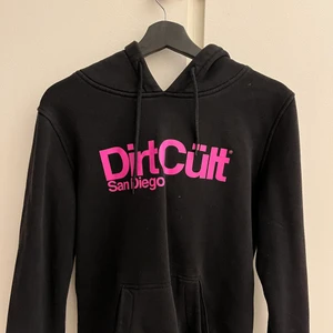 Dirtcult hoddie - Jättefin hoddie från dirtcult i jättefint skick, inga defekter alls💗 det är en storlek L men den sitter som en m då dom är små i storleken💗
