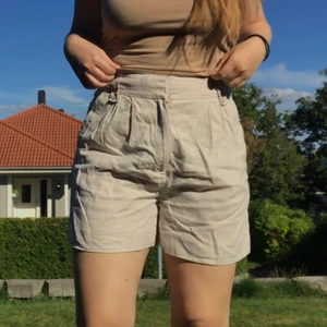 Shorts  - Beiga shorts i storlek 40. Jag skulle dock säga att de sitter mer som en 38.