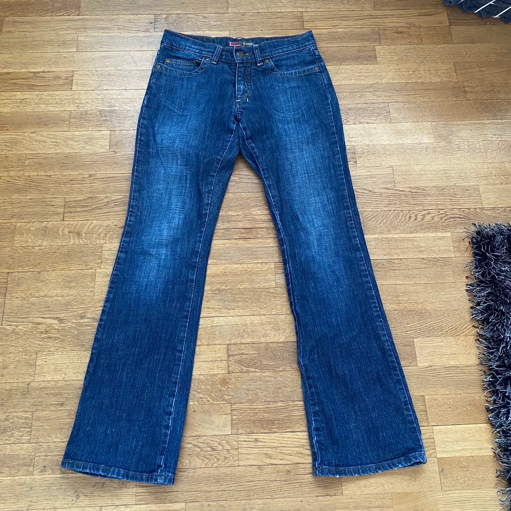 säljer dessa ur snygga jeans!!💓 köpte på secondhand men dom va för små för mig som har 38 i byxor💓 dessa är low waist, storleken är ganska oklar men jag skulle säga att dom passar 34 och kanske 32/36 de beror på💓. Jeans & Byxor.