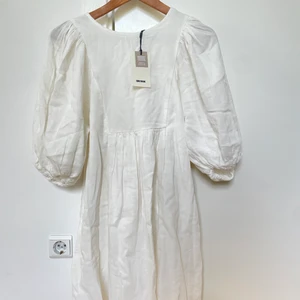 Vit Klänning från BikBok - Jättegullig klänning från BikBok som både passar sommar och vinter. Helt ny (prislapp kvar)! 