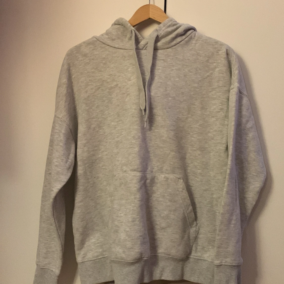 Grå hoodie