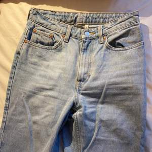 Ljusblå jeans från Weekday med raka ben i passformen. I väldigt fint skick! Waist 27 Längd 28
