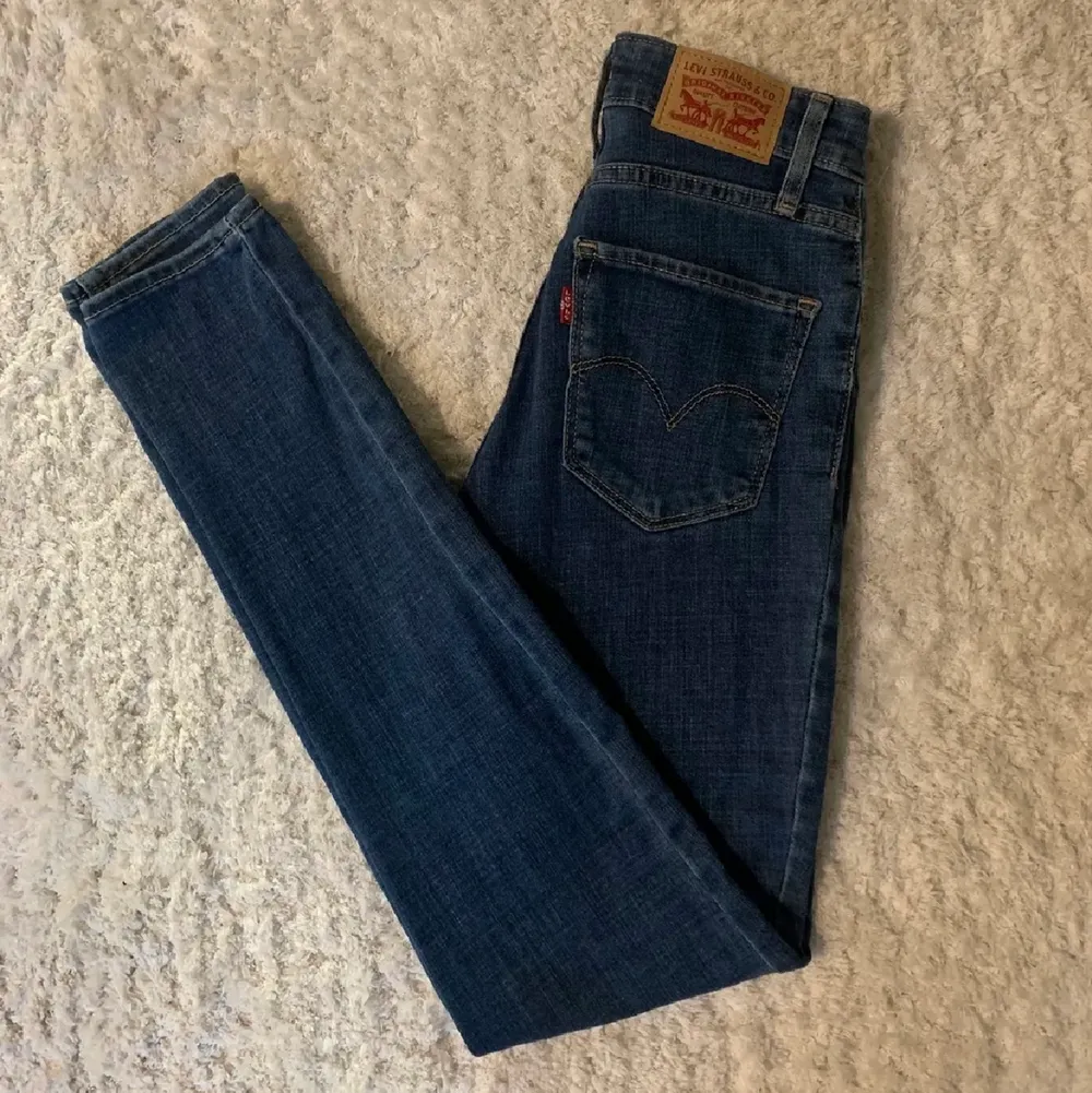 säljer dessa lågmidjade levis jeans storlek 25/XS-S köptes för 1300 kr och är använda ungefär 3 gånger (lånad bild) . Jeans & Byxor.