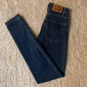 säljer dessa lågmidjade levis jeans storlek 25/XS-S köptes för 1300 kr och är använda ungefär 3 gånger (lånad bild) 