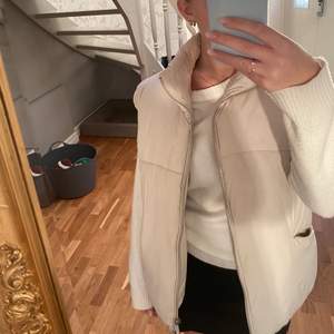 Beige/vit väst från mango köpt på zalando, supermjuk och fin färg. 🫶🏼 priset kan förhandlas!