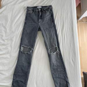 Gråa Jeans med hål från Zara! Använda men i bra skick. Köparen står för frakt!💞