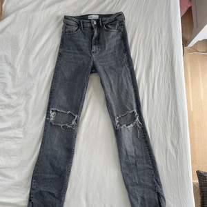 Zara Jeans - Gråa Jeans med hål från Zara! Använda men i bra skick. Köparen står för frakt!💞
