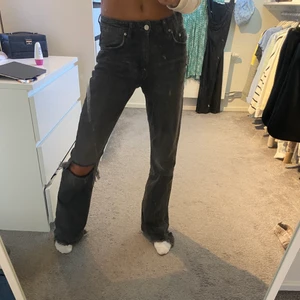 Lågmidjade jeans  - Säljer mina lågmidjade jeans från Gina tricot med hål på knät!