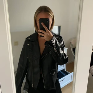 Skinnjacka  - Säljer min skinnjacka från Zara. I väldigt bra skick. Kan användas med eller utan bälte. ((Väldigt liten i storlek, har vanligtvis S-M i jackor.)) Köpare står för frakt.☀️