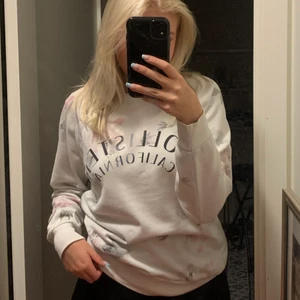 Hollister Oversized tjocktröja st XS - En tjocktröja från hollister i bra skick. Ganska stor för att vara XS. Mysig på vintern. 