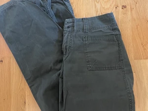 Grön/gråa linnebyxor  - Ett par så fina trendiga gröngråa lågmidjade vida linnebyxor som tyvärr är lite korta på mig som är 170. Skriv om du har några frågor 💓 kan mötas upp i Stockholm eller posta men då kostar frakt extra 