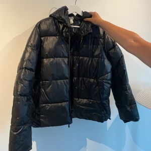 Vinterjacka  - Vinterjacka från H&M. Storlek M men passar också S. 250 kr eller bud, köparen står för frakten. TRYCK INTE PÅ KÖP DIREKT💗 (köp direkt för 549 kr)