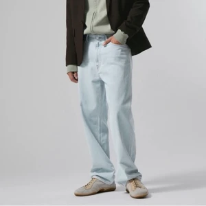 Weekday jeans  - Säljer ett par weekday galaxy loose straight jeans. Säljer då dom inte har kommit till användning då dom är en storlek förstora. Där av är dom näst intill oanvända. Dom är i 30/32 och i den perfekta blåa färgen☺️ Vid intresse skriv till mig i chatt! 