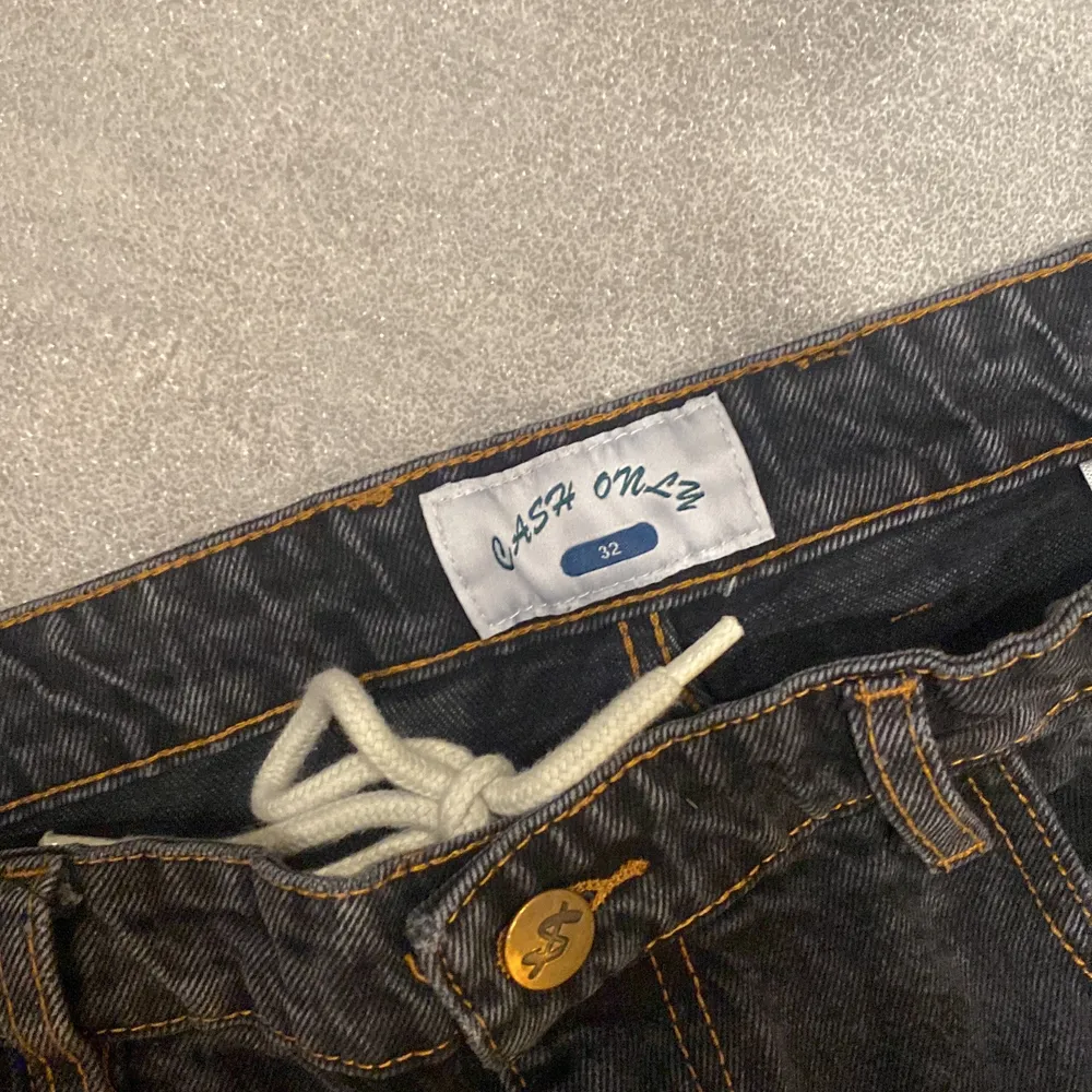 Använda mc 5 gånger och e ganska baggy, har tyvärr ett litet hål under vänster ficka. Byxorna har snöre. Dessa byxor går för 1149 kr på junkyard. Pris kan diskuteras . Jeans & Byxor.