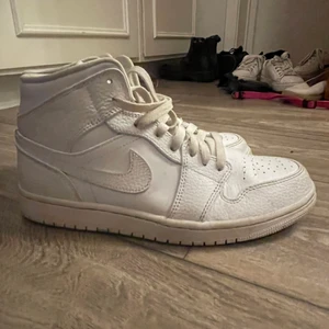 Jordan  - Säljer mina hel vita jordans då dom inte har används mycket alls! dom är i bra skick och kommer tvättas innan dom skickas! köpte dom ändrat för att ha på skolavslutningen för två år sen och inte använda något mer