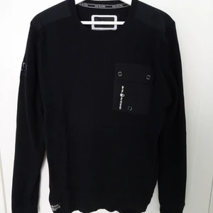 Stickad tröja sail racing - Finstickad tröja,  med ficka på bröstet och detaljer på axlarna. Sparsamt använd max 2ggr och fint skick. Ordinarie pris ca 1200kr.