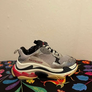 Balenciaga Triple S Silver Red  - Storlek är 36 men dessa är rymliga. Jag har vanligtvis 37. Försiktigt använda och i gott skick. Kvitto, oanvända snören, dustbag och kartong finns. 