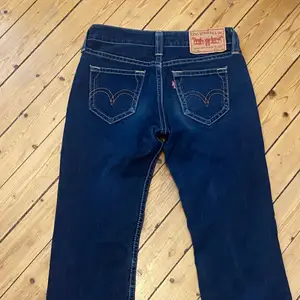 säljer dessa super snygga lågmidjade jeans från Levis ! dem är tyvärr trasiga vid första knappen men de går nog att fixa!! buda!! 