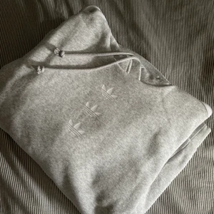 Adidas tröja  - Oanvänd adidas tröja storlek m 