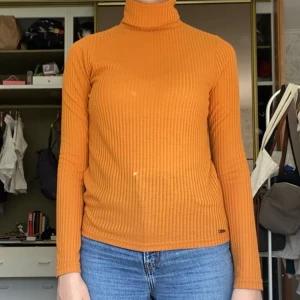 Ribbad Gul turtleneck - Härlig färg och riktigt najs kvalite!!!!!