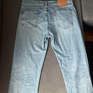 Levi’s jeans i storlek 33,34, passar till dig som är 180-187 cm. Butikspris 1199, säljer för 399