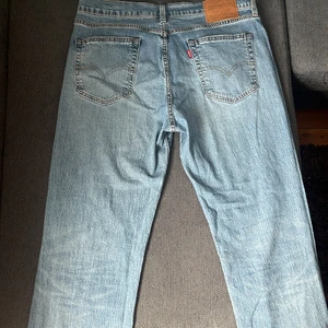 LEVI’S jeans  - Levi’s jeans i storlek 33,34, passar till dig som är 180-187 cm. Butikspris 1199, säljer för 399