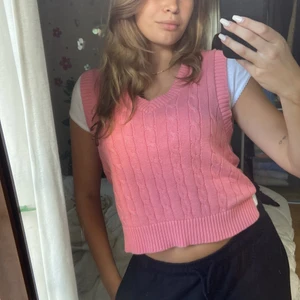 Stickad väst - Rosa stickad väst i strl M. Super söt och aldrig använd!!