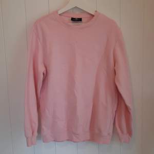 Rosa crewneck sweatshirt relaxed fit från H&M storlek medium. Svagt ljus i bilden så den är ljusare i verkligheten.