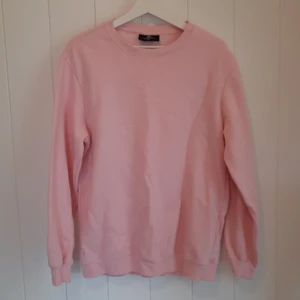 Rosa crewneck sweatshirt från H&M - Rosa crewneck sweatshirt relaxed fit från H&M storlek medium. Svagt ljus i bilden så den är ljusare i verkligheten.