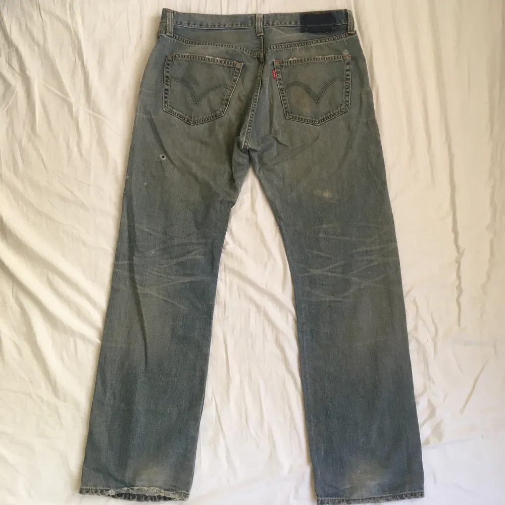 skitsnygg wash o snyggt slitna!! midjemått: 91 cm innerbenslängd: 80 cm. Jeans & Byxor.