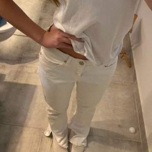 Snygga vita jeans från Zara. Älskar dessa men säljer då jag har ett par nästan likadana! Som nya, använda typ 2 ggr💞