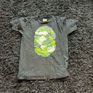 Bape t shirt - Bape t shirt som knappt är använd, väldigt bra skick och väldigt snygg. 