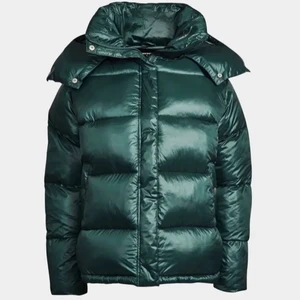 Bikbok jacka - super fin bikbok jacka som inte går att köpa längre. den är ganska oversized i modellen & luva medföljer. 💕 jackan är i bra skick, inga defekter. lånade bilder, så skriv privat för egna! 💗 DIREKTPRIS - 1000kr, tryck INTE på ”köp nu”!