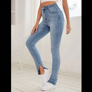 Ljusblå jeans - Dessa är oanvända med prislappen kvar. Säljer då jag redan har många ljusa jeans. ❣️ Lånad bild
