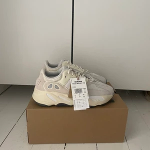 Yeezy 700 analog  - Tja, har ett par yeezy 700 analog  Storlek 42 2/3 Aldrig använda  Pris: 3000kr 
