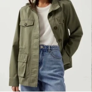 Grön jacka - Säljer en liknande av den här, kom privat för fler bilder! Aldrig använd! 