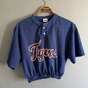 Upcyklad croptop S/M - Sporttröja upcyklad. Lapp säger L men är omgjord till S/M. Resår i midjan. Supersöt till vardags eller att träna i