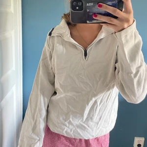 Mysig tjocktröja - Köpt second hand men från märket peak performance :) knappt använd så den är i bra skick. Storlek M pris 50kr+frakt 